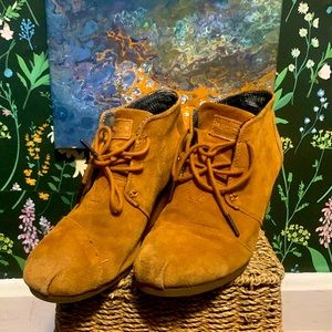 Women’s Toms Suede Wedge Booties Size 8.5 W
